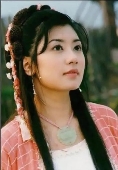 贾静雯吴京亲密牵手！两人当众对视热聊惹争议，修杰楷的回应亮了