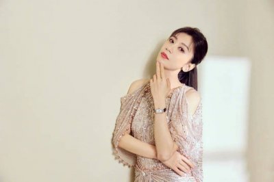 贾静雯吴京亲密牵手!两人当众对视热聊惹争议,修杰楷的回应亮了