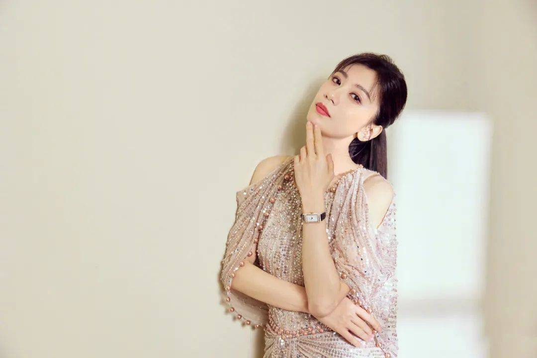 贾静雯吴京亲密牵手！两人当众对视热聊惹争议，修杰楷的回应亮了