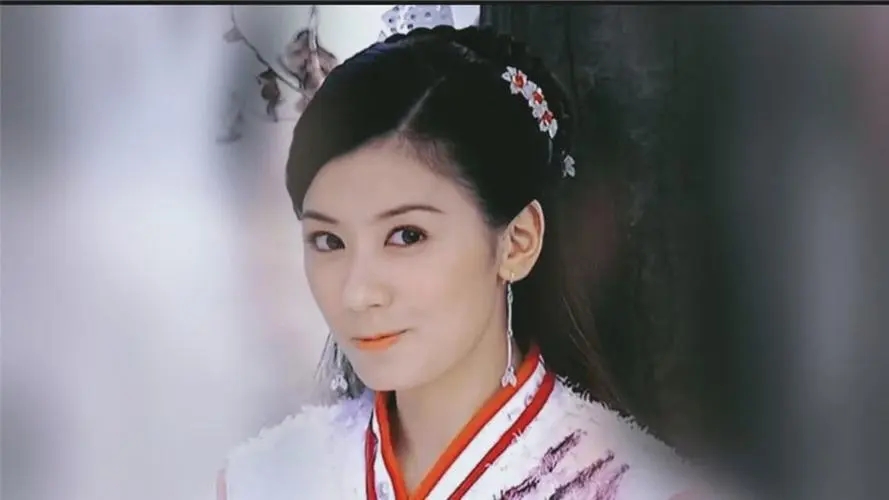 贾静雯吴京亲密牵手！两人当众对视热聊惹争议，修杰楷的回应亮了