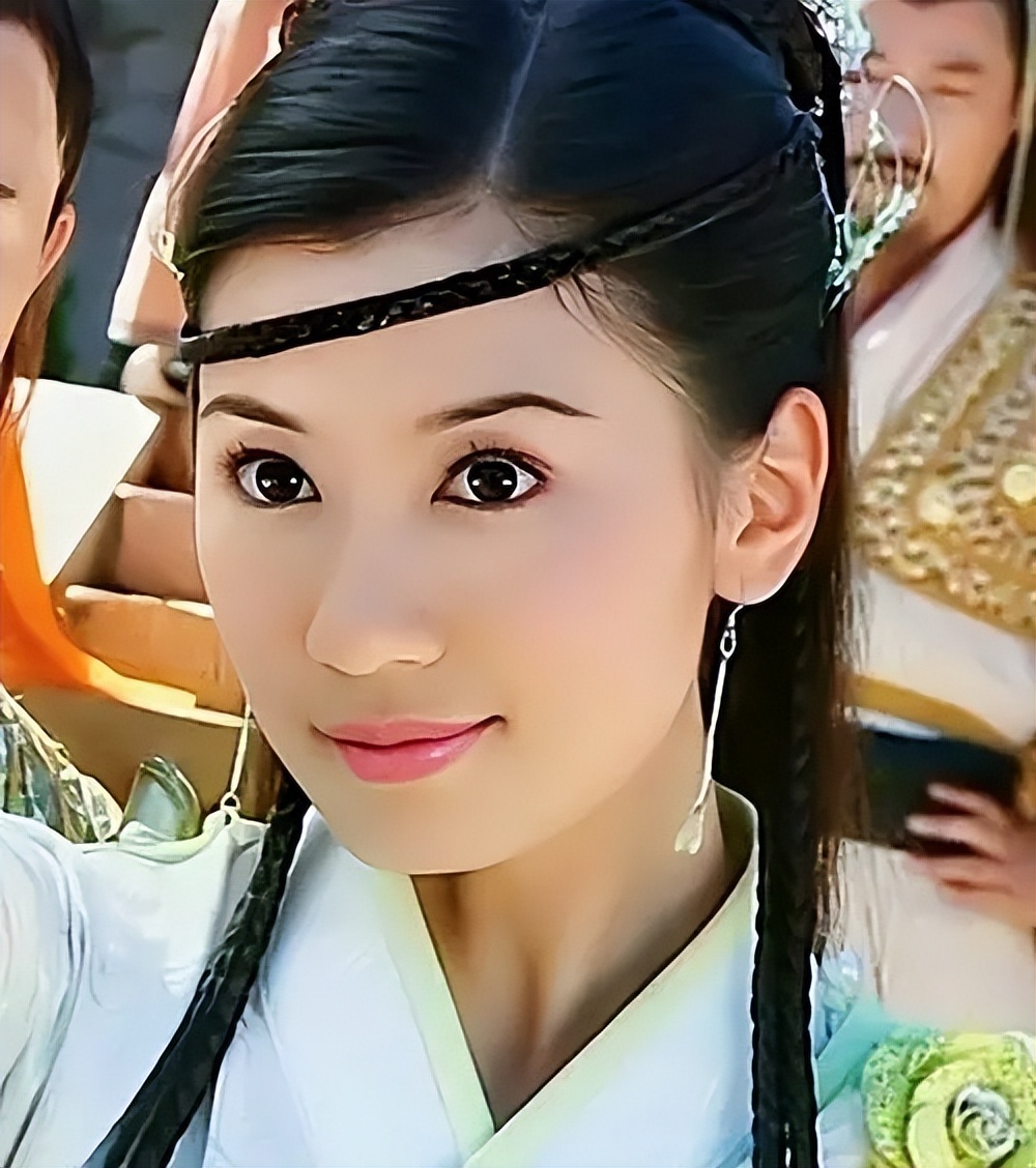 贾静雯吴京亲密牵手！两人当众对视热聊惹争议，修杰楷的回应亮了