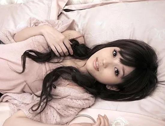 清纯的脸狂野的心,在男人堆里游刃有余,“装纯玉女”金莎现形记