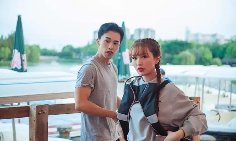 清纯的脸狂野的心,在男人堆里游刃有余,“装纯玉女”金莎现形记