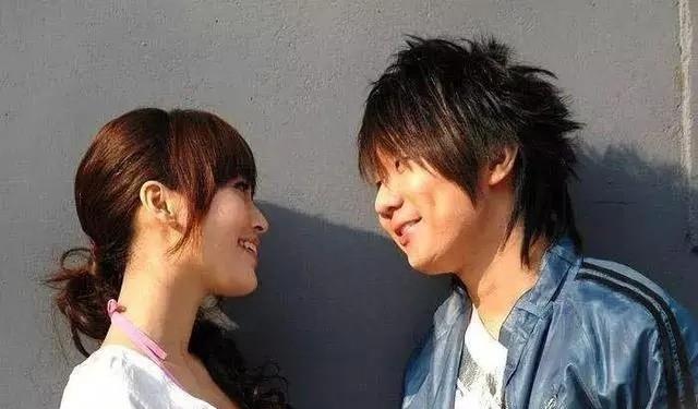 清纯的脸狂野的心,在男人堆里游刃有余,“装纯玉女”金莎现形记