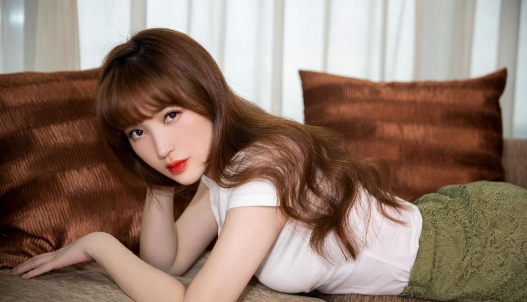 清纯的脸狂野的心,在男人堆里游刃有余,“装纯玉女”金莎现形记