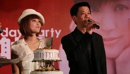 清纯的脸狂野的心,在男人堆里游刃有余,“装纯玉女”金莎现形记