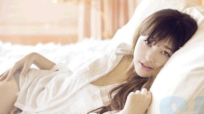 清纯的脸狂野的心,在男人堆里游刃有余,“装纯玉女”金莎现形记