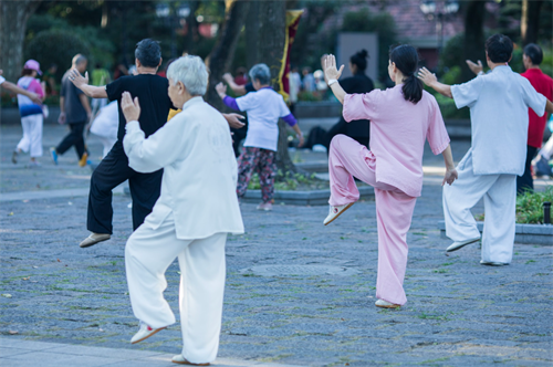 早上到底几点起床最健康？不是5点也不是7点，50岁以上最好看看