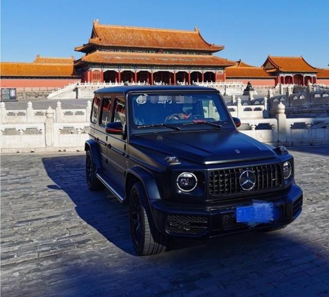 谁的女人？开奔驰到故宫“撒欢”的露小宝：豪车豪宅、高学历！-