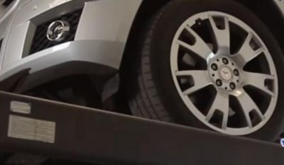 ​44万买辆奔驰，开3年才知车轱辘装反，女子：每天走倒八字儿