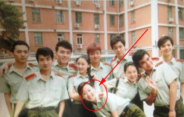 贾跃亭的第二任老婆，曾经奔驰出行，现在开面包车接儿子-