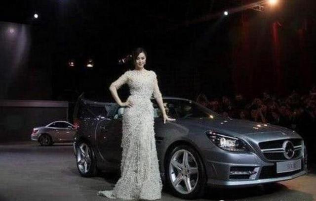 贾跃亭的第二任老婆，曾经奔驰出行，现在开面包车接儿子-