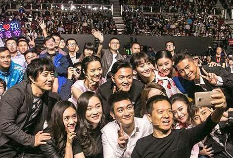 贾跃亭的第二任老婆，曾经奔驰出行，现在开面包车接儿子-