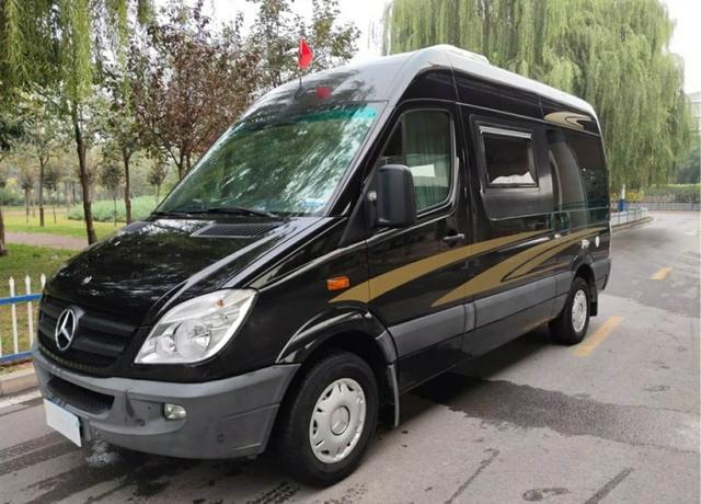 广东老板40万入手奔驰凌特，生活设施一应俱全，户外野营非常实用-