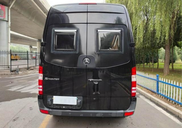 广东老板40万入手奔驰凌特，生活设施一应俱全，户外野营非常实用-