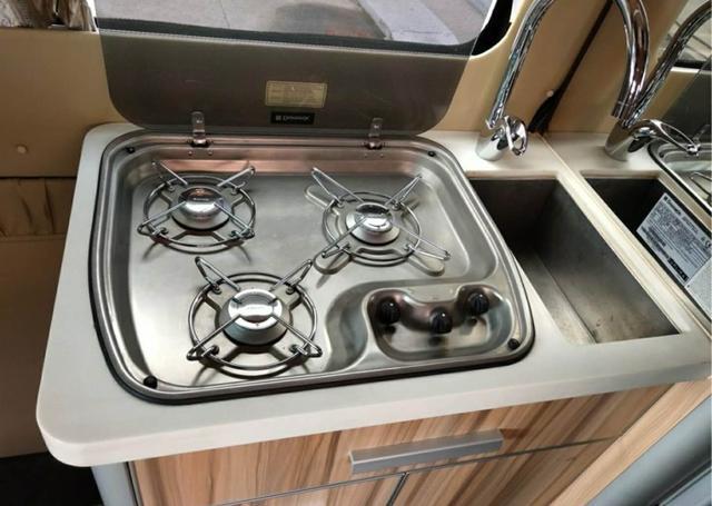 广东老板40万入手奔驰凌特，生活设施一应俱全，户外野营非常实用-