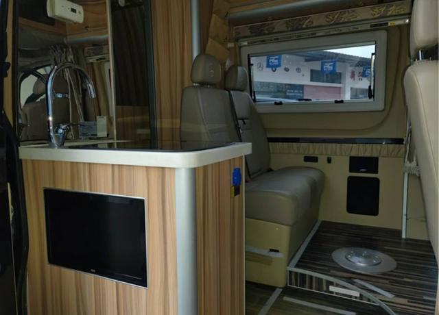 广东老板40万入手奔驰凌特，生活设施一应俱全，户外野营非常实用-