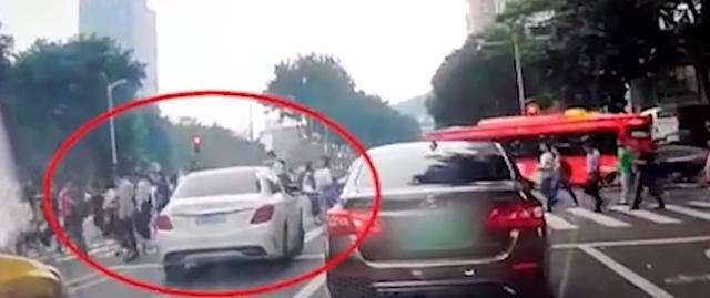 奔驰车冲向人群 广州肇事女司机的毛病你有没有？-