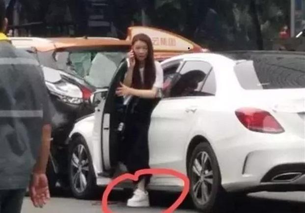 奔驰车冲向人群 广州肇事女司机的毛病你有没有？-