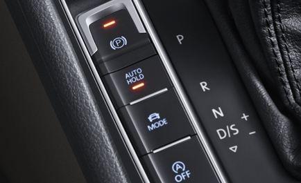 奔驰车冲向人群 广州肇事女司机的毛病你有没有？-