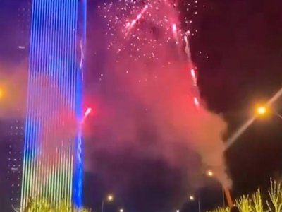 女司机半夜出动,将奥迪奔驰违停马路中间,只为干这种事!