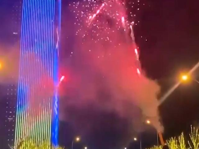 女司机半夜出动，将奥迪奔驰违停马路中间，只为干这种事！-