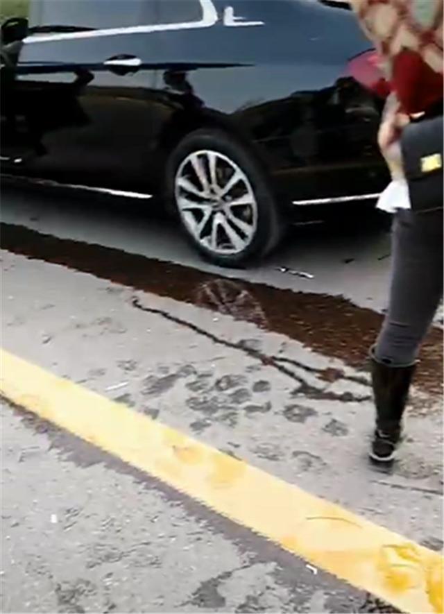 结婚当天还撞车？保时捷718撞上奔驰婚车，气囊全开，机油洒一地-