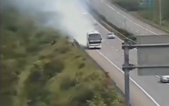 满载大巴高速自燃，奔驰强行别车逼停，网友：奔驰公关的手段？-