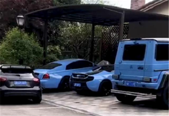 力帆公子座驾，足足5台，不乏保时捷、迈凯伦，最硬汉的是台奔驰-