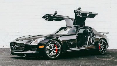 ​奔驰SLS AMG，搭载6.3升V8发动机，3.7秒破百，售价325000英镑
