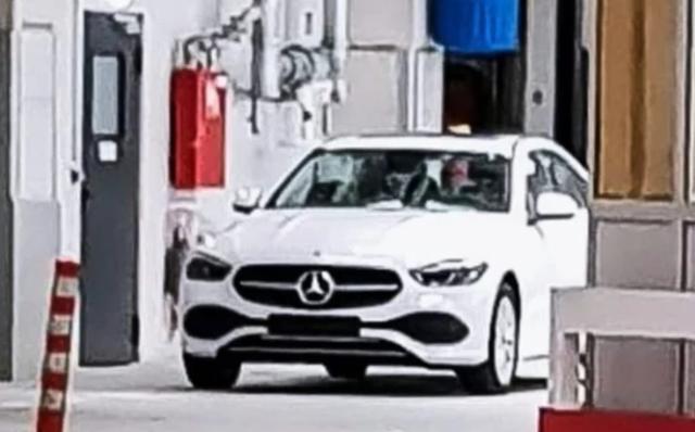 汽车界的“小S”来了，奔驰C级路透照流出：S级小号如假包换-