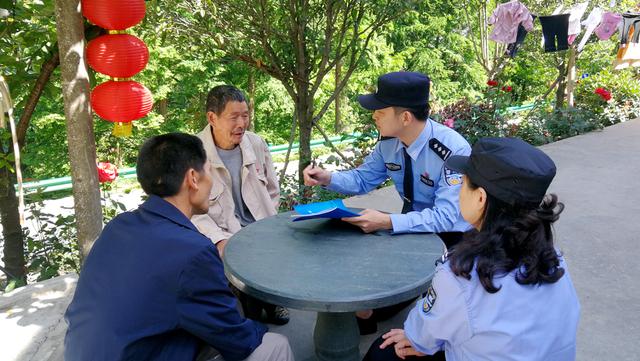 奇闻！女子乘奔驰下乡顺走一只鸭子-