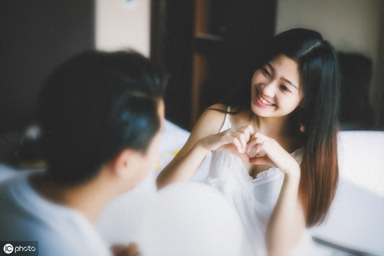 《爱情保卫战》这个节目里的情侣是真实的还是演员演的?