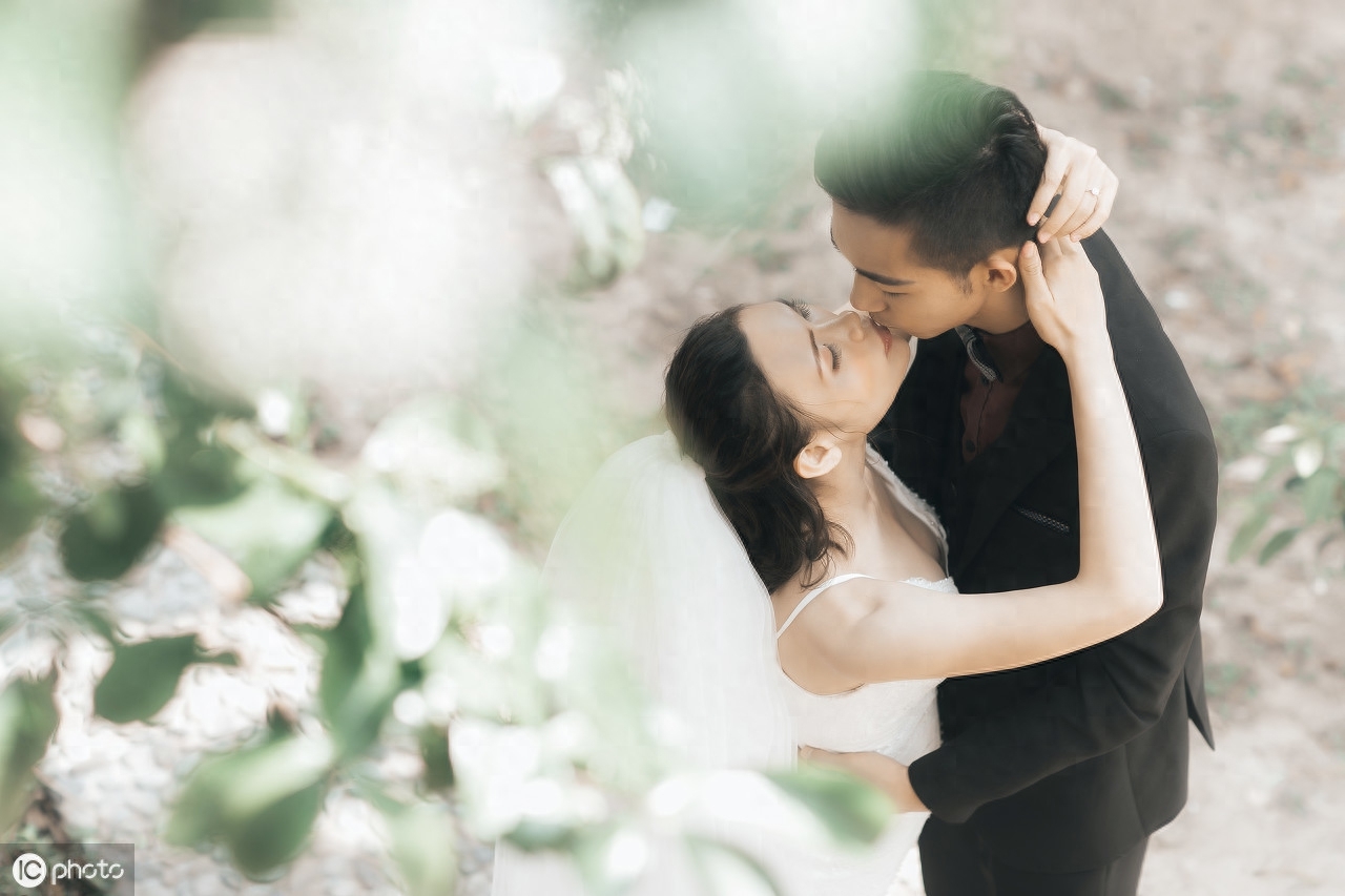 《爱情保卫战》这个节目里的情侣是真实的还是演员演的?