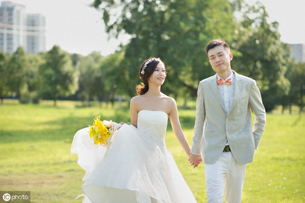 《爱情保卫战》这个节目里的情侣是真实的还是演员演的?