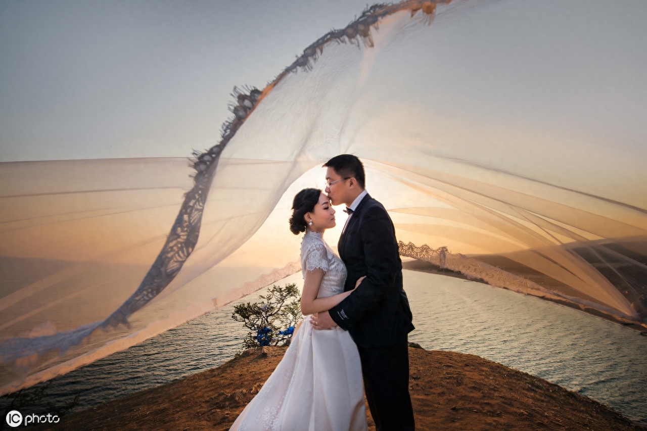 《爱情保卫战》这个节目里的情侣是真实的还是演员演的?