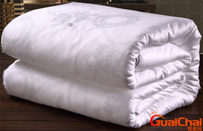 蚕丝被可以晒太阳吗咋打理呢?蚕丝被可以晒太阳晒多久