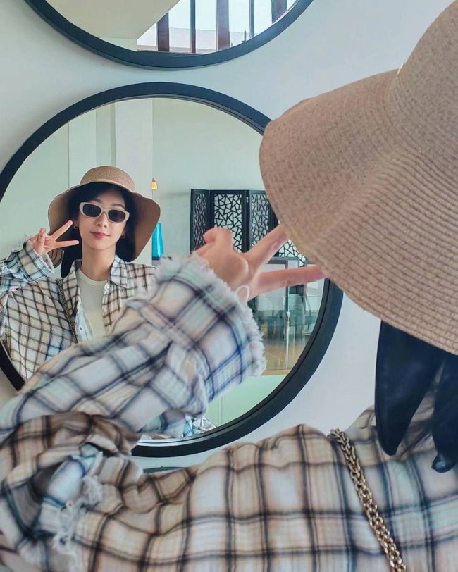 杨紫晒泰国游玩plog 穿粉色针织吊带身材曼妙