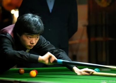 丁俊晖个人资料简介(丁俊晖近况:晒一家三口合影,娇妻明艳动人,40岁潘晓婷