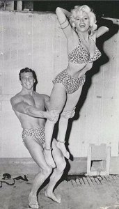 从《比玛丽莲更轰动》到34岁的悲剧结局-简·曼斯费尔德的兴衰