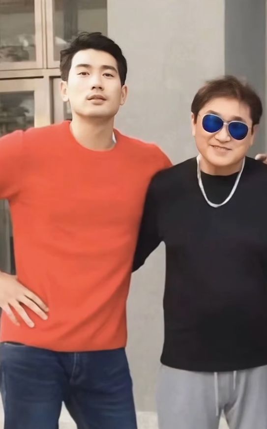 高以翔父亲去世 死因疑曝光:不小心摔了一跤