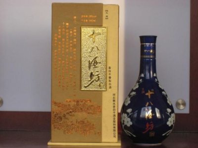 ​十八亩窖白酒_十八酒坊窖藏12年