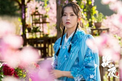 21岁以模特的身份出道,参演多部网剧,新戏《将夜》演花痴