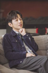 何炅简介个人资料经纪公司(48岁的何炅,也走到了今天)