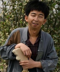 巨兴茂个人资料:因太丑跑了20多年龙套,8年赚来十亿身家,娶漂亮娇妻改善基