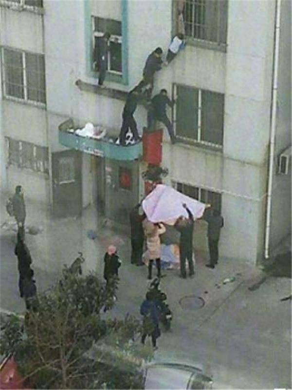 3岁男孩身悬半空,邻居搭“最美人梯”营救!网友:太感动了