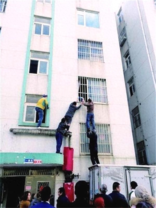 3岁男孩身悬半空,邻居搭“最美人梯”营救!网友:太感动了