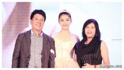 郑爽和关晓彤的家庭,决定了她们的人生路大不同,这!就是现实