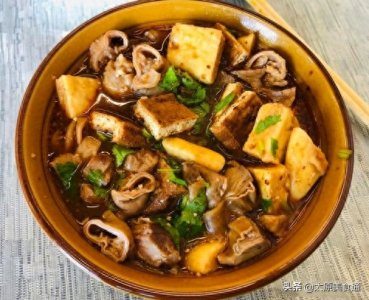 太原最有名的老北京卤煮,18元一大碗,满是肥肠和肉片