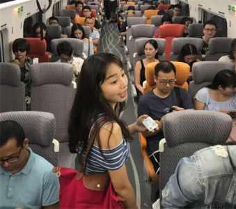 高铁上的无座票原来并不是站票,买到无座票,不要全程傻乎乎站着